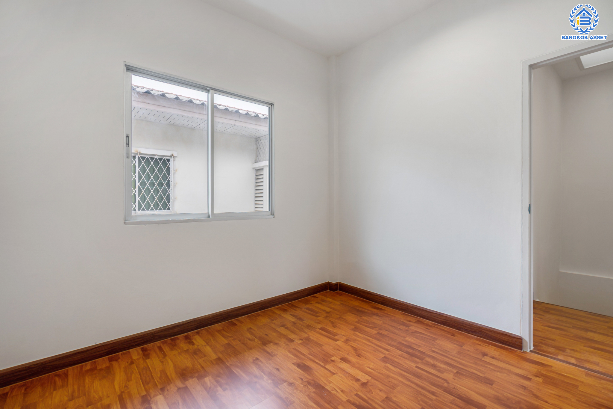 บ้านมือสองตกแต่งใหม่ แบรนด์ Property Perfect ม.เดอะวิลล่า ท่าอิฐ-รัตนาธิเบศร์ ทาวน์เฮ้าส์พร้อมอยู่ เนื้อที่ 18 ตร.ว. ฟังก์ชัน 3 ห้องนอน 2 ห้องน้ำ 1 ที่จอดรถ บนทำเลเชื่อมต่อทั้ง ถ.รัตนาธิเบศร์ และ ถ.ราชพฤกษ์ ใกล้รถไฟฟ้าสายสีม่วง "สถานีบางรักน้อยท่าอิฐ"